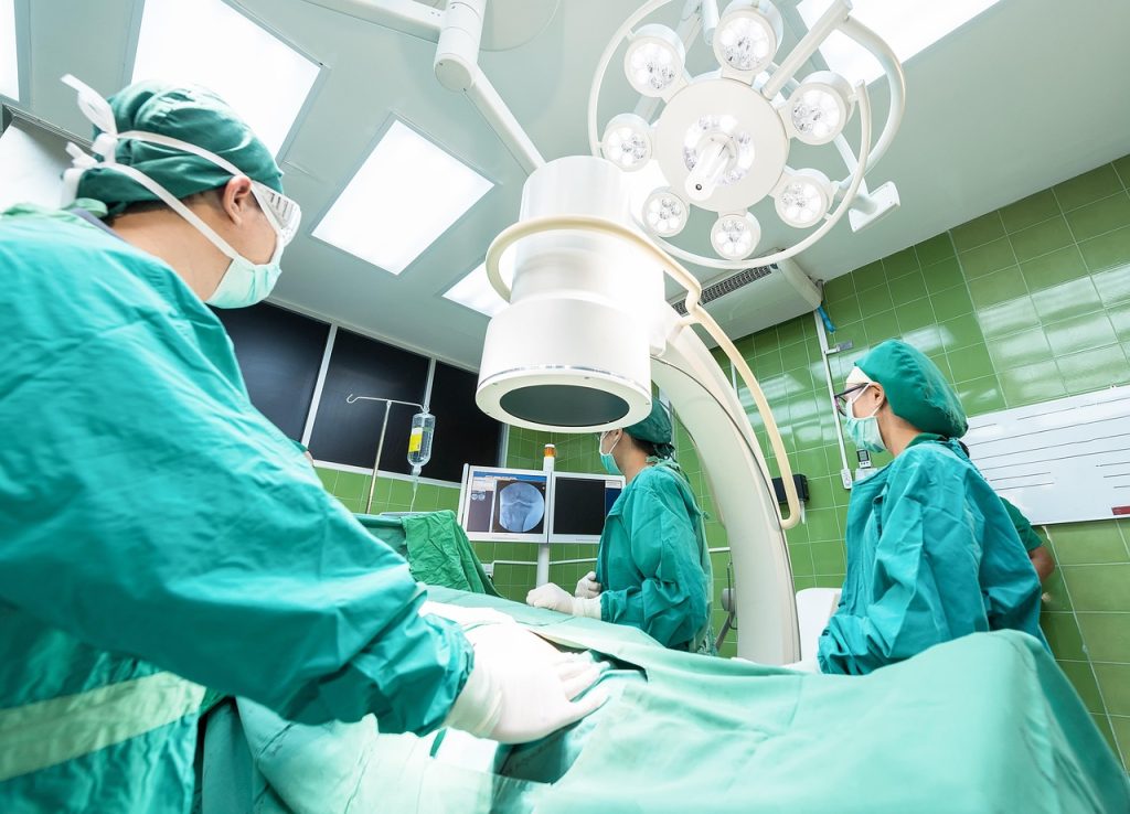 Procedimento de escleroterapia de varizes em consultório — tratamento ambulatorial sem cirurgia com espuma esclerosante