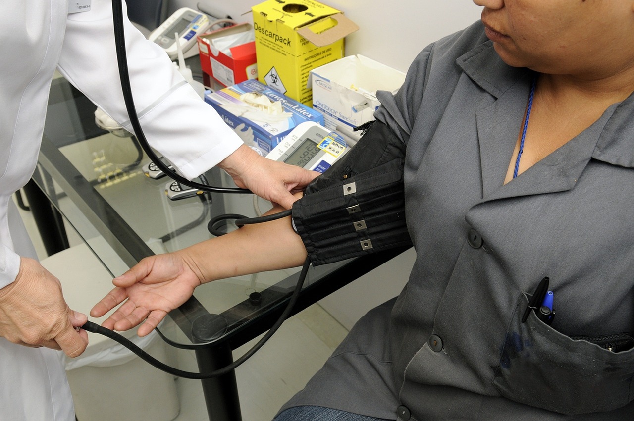 Médico realizando avaliação clínica em consultório vascular
