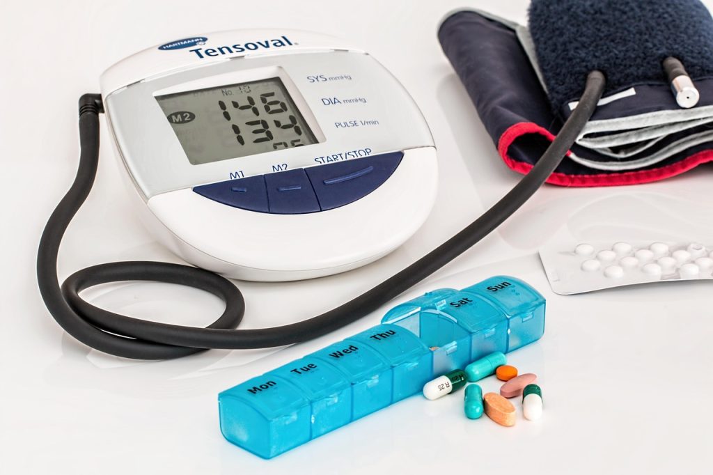 Médico realizando exame clínico em consultório vascular