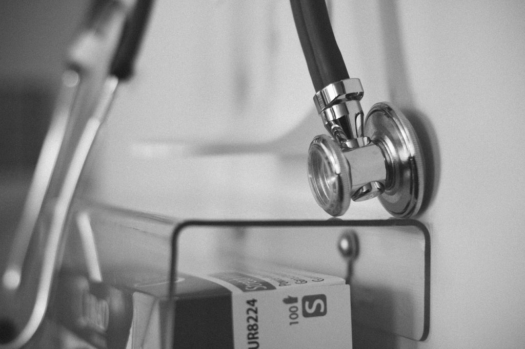 Médico orientando paciente sobre circulação e exercícios para as pernas