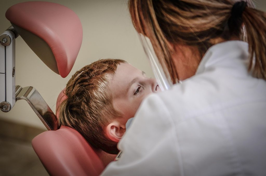Médico examinando paciente com dor nas pernas em consultório vascular