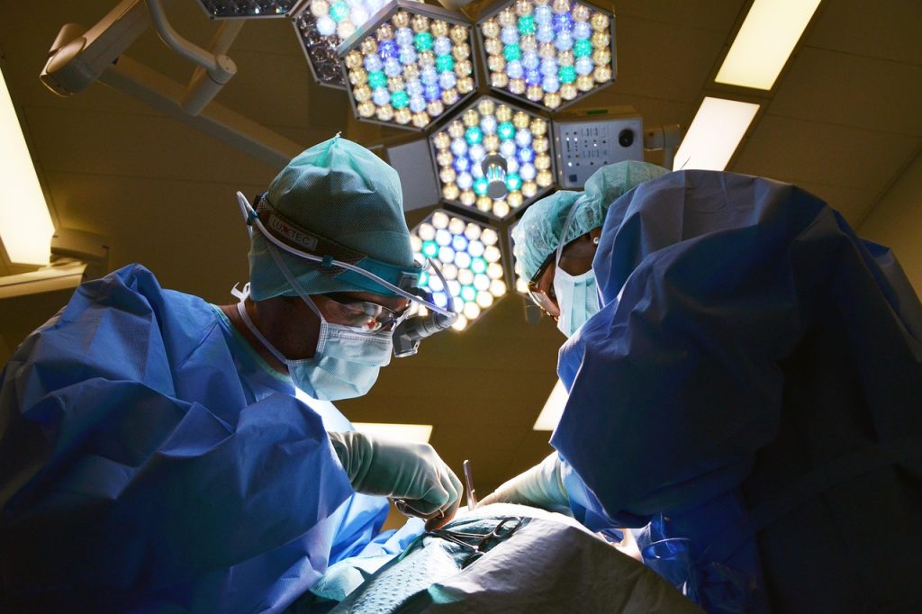 Médico avaliando exames de carótida em consultório vascular