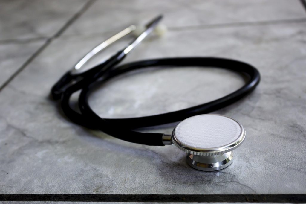 Médico atendendo paciente com queixa de dor e queimação na perna