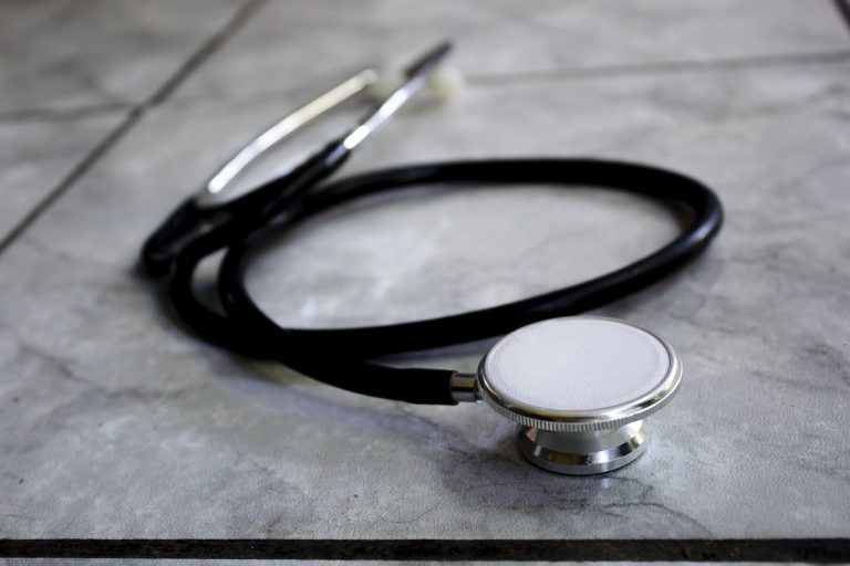 Médico atendendo paciente com queixa de dor e queimação na perna