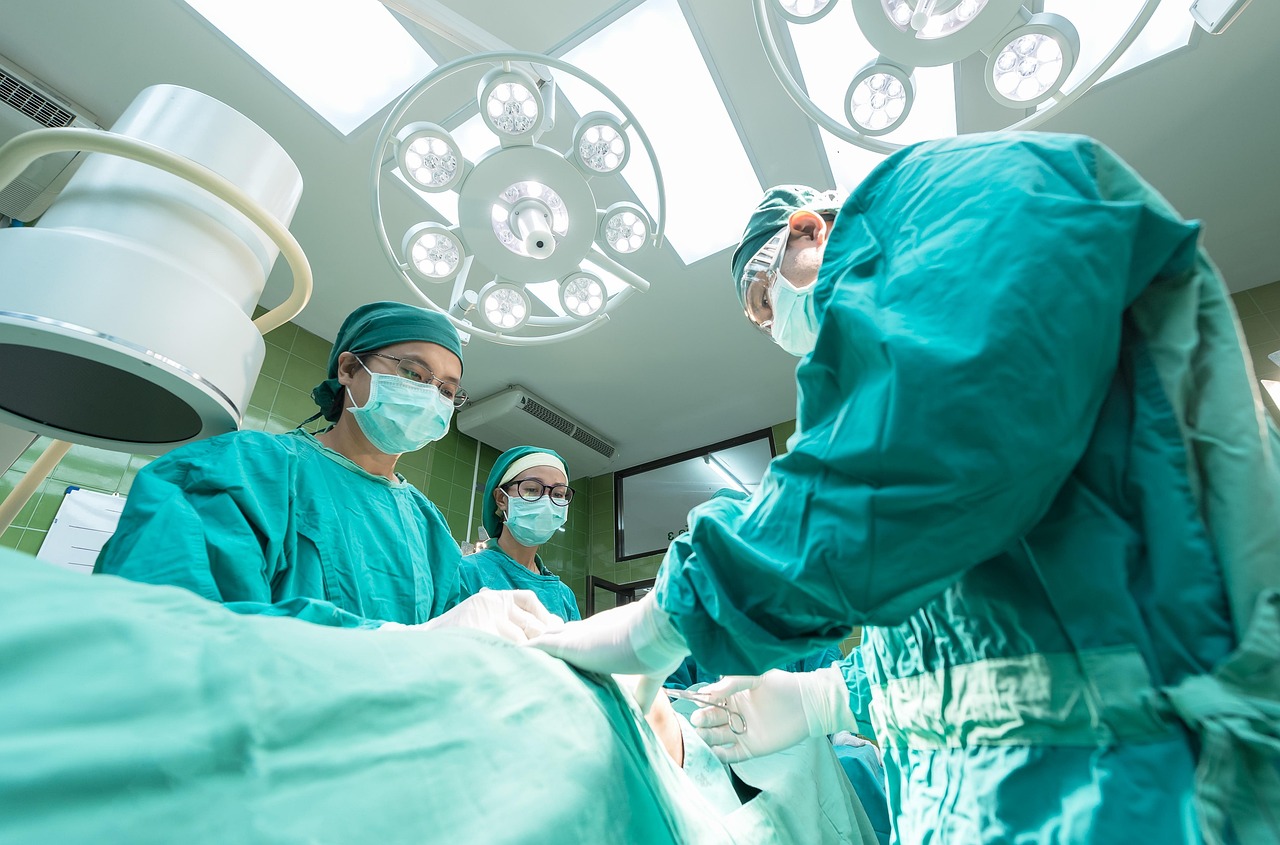 Equipe médica em ambiente clínico discutindo tratamento