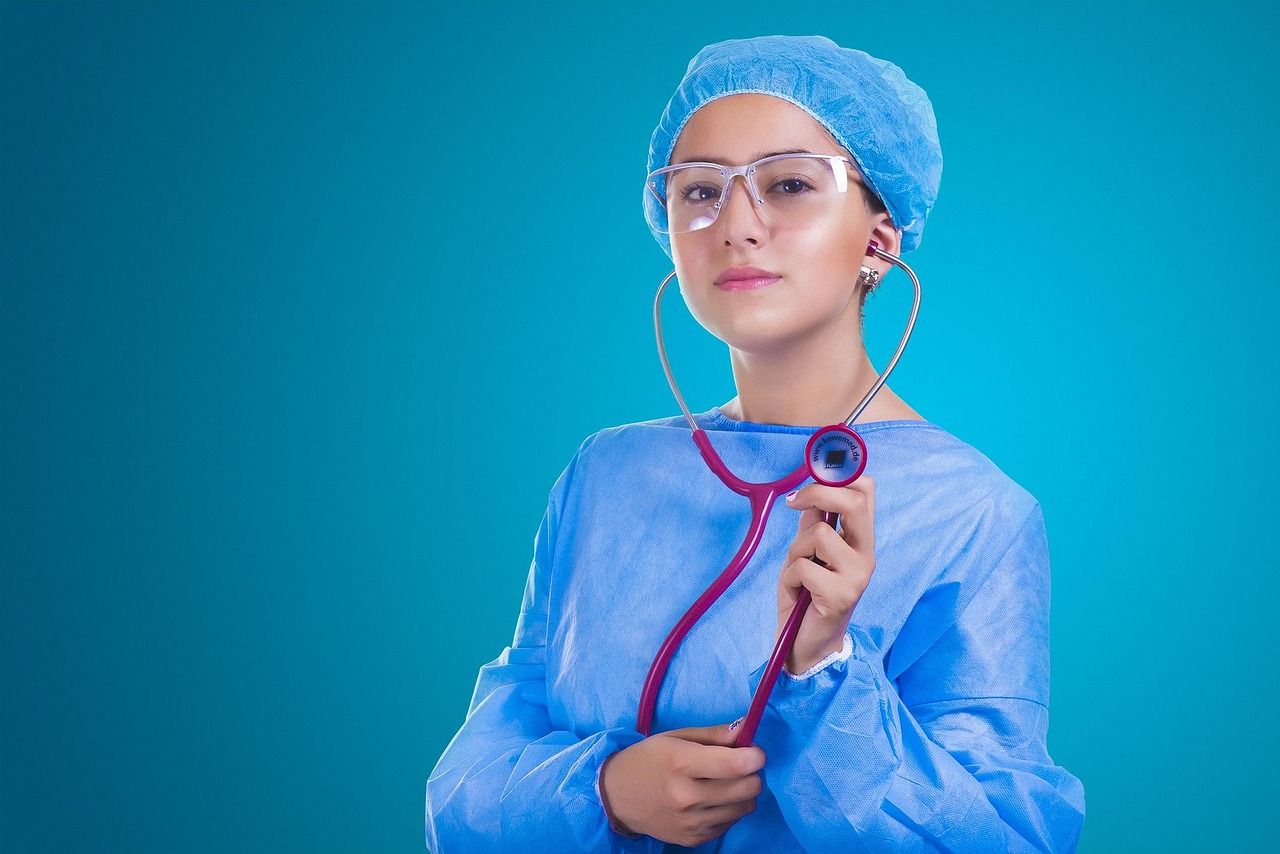 Médica com estetoscópio em consultório, atendimento à saúde da mulher