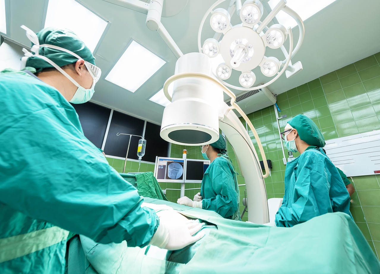 Cirurgião vascular realizando cirurgia de fístula arteriovenosa para hemodiálise