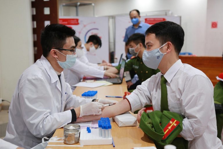 Coleta de sangue para exame de D-dímero em laboratório