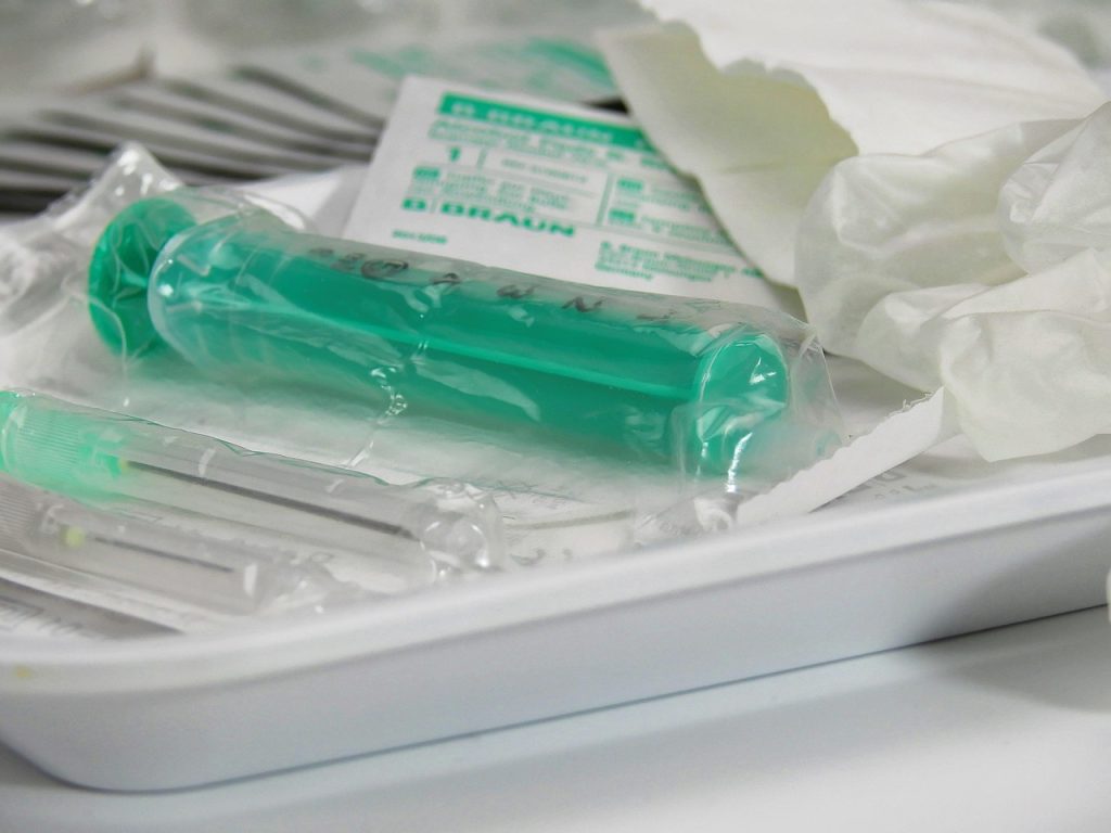 Seringa de injeção subcutânea usada como anticoagulante no tratamento e prevenção da trombose